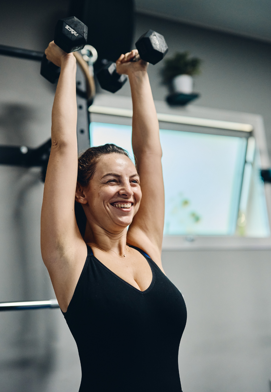 מתאמנת עושה לחיצת כתפיים