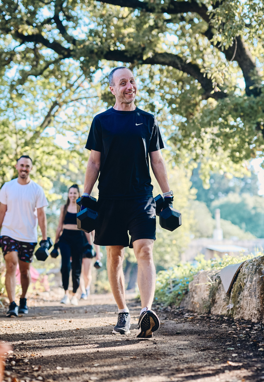 מתאמן הולך עם משקולות