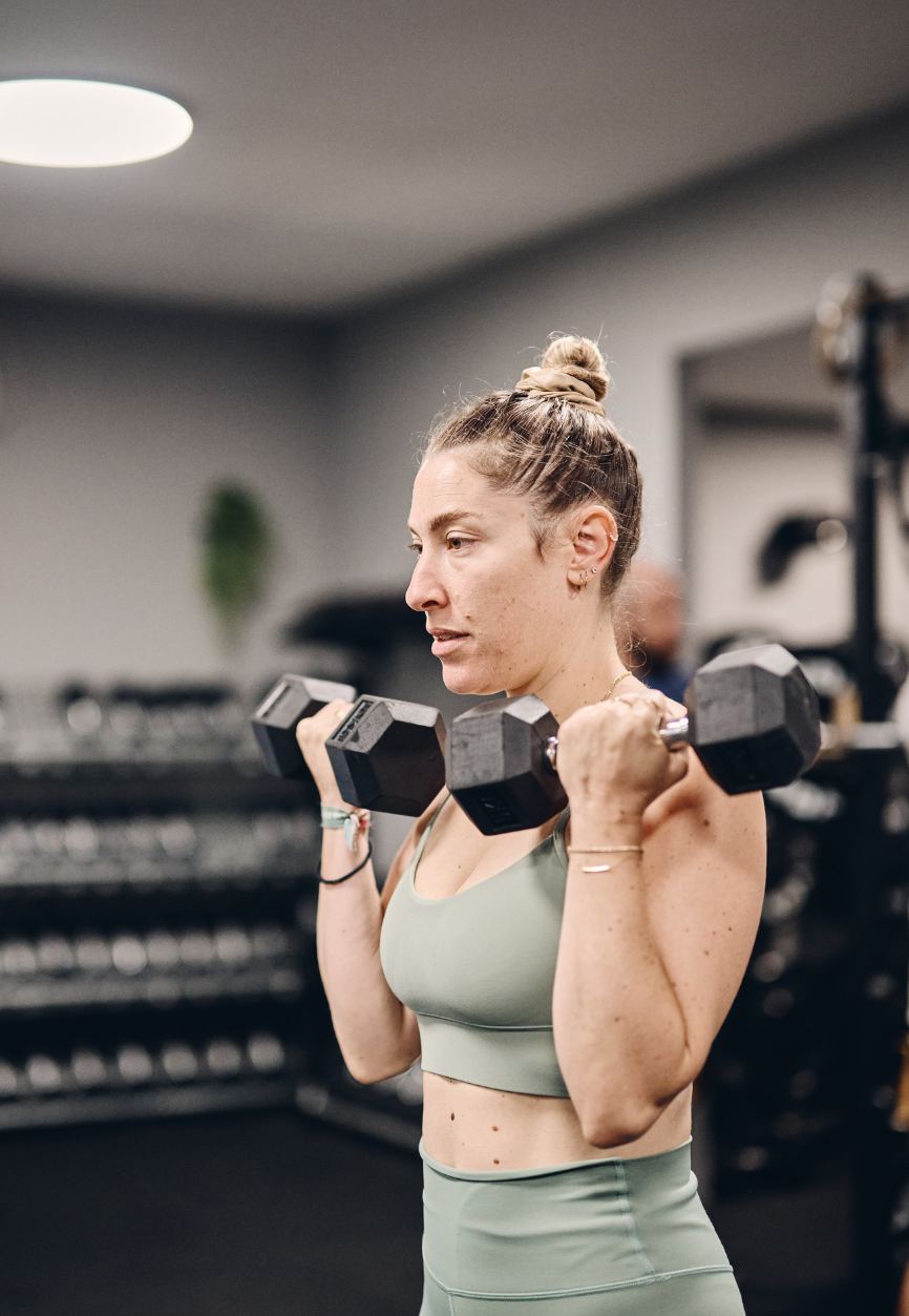 מתאמנת עושה יד קדמית